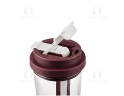 Transparent 600ml plastic cup, ideal for storing liquids such as water, juices, and sodas. The cup has a lid and is a useful