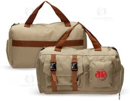 Mala Oxford 23L em couro preto, moderna e elegante, com alça de mão e alça para as costas, ideal para viagens e estilo