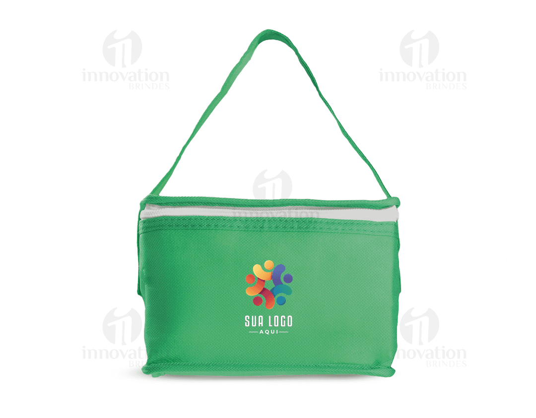 Bolsa térmica em TNT marrom com alça de couro, zipper preto e acabamento elegante. A bolsa está vazia e aberta, mostrando seu