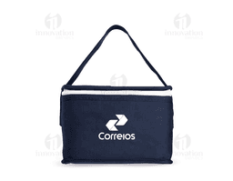 Bolsa térmica em TNT marrom com alça de couro, zipper preto e acabamento elegante. A bolsa está vazia e aberta, mostrando seu