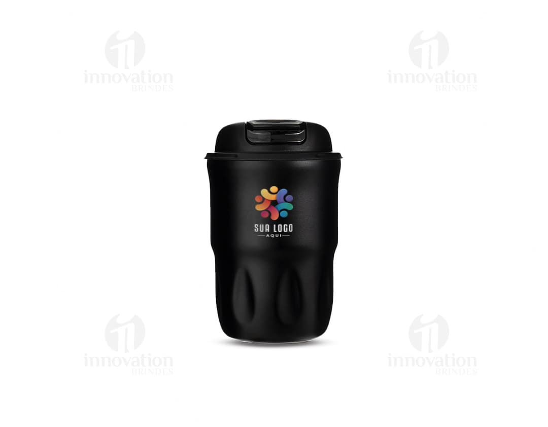 Copo térmico de 350ml em metal prateado, com tampa preta e alça. O objeto é vertical, brilhante e transparente, ideal para