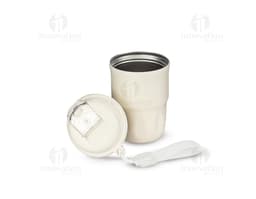 Copo térmico de 350ml em metal prateado, com tampa preta e alça. O objeto é vertical, brilhante e transparente, ideal para