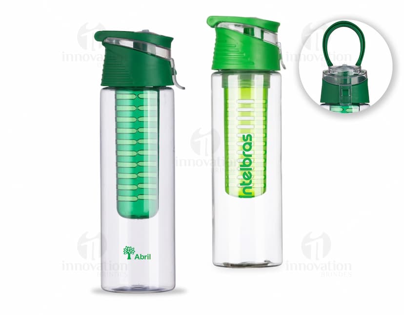 Garrafa plástica 700ml - Mantenha-se hidratado com estilo e praticidade. Design moderno e tamanho ideal para levar para qualquer lugar. Ideal para água, sucos e outras bebidas. Acompanha tampa para manter a higiene. Perfeita para quem busca praticidade e saúde.