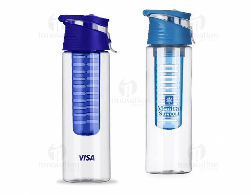 Garrafa plástica 700ml - Ideal para manter a sua hidratação em dia! Feita em plástico de qualidade, essa garrafa é perfeita para levar para academia, trabalho ou passeios. Com design moderno e prático, você terá sempre a sua água fresca e pura ao alcance das mãos. Hidrate-se com estilo e praticidade!