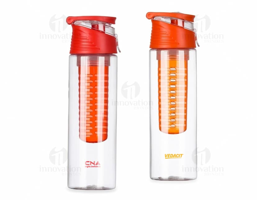 Garrafa plástica 700ml - mantenha-se hidratado com estilo e praticidade. Ideal para levar água ou sucos, design moderno, seguro e reutilizável. A garrafa perfeita para o seu dia a dia. Acesse já!