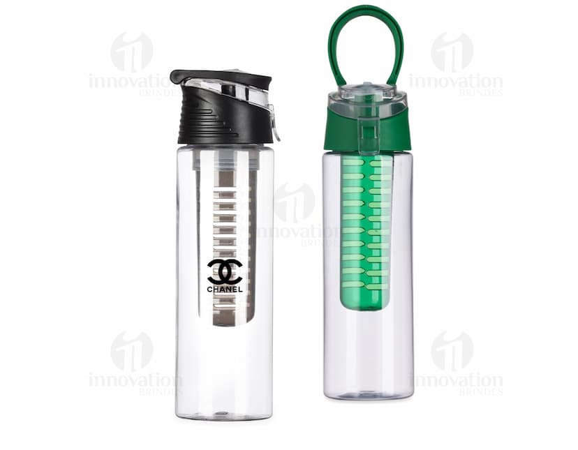 Garrafa plástica 700ml - Mantenha-se hidratado com estilo! Ideal para levar sua água ou bebida preferida para onde quer que vá. Design moderno e prático para mantê-lo saudável e refrescado. Adquira já a sua! #garrafa #plástica #700ml #saúde #hidratação #brinde