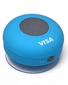 Caixa de som impermeável de design circular e moderno. Completamente isolada, feita de plástico resistente e com qualidade sonora impecável. Perfeita para levar para a praia, piscina ou até mesmo no chuveiro. Acompanha cabo USB para recarga. Aproveite a música em qualquer lugar com esta caixa de som prática e portátil. Garanta já a sua!