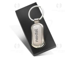 Chaveiro de metal com corkscrew, bottle opener e cigar cutter. Design moderno e prático para uso diário. Cor prateada e feito