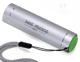 Mini linterna plateada, ligera y portátil. Ideal para situaciones de emergencia, con batería recargable. Tecnología de alta