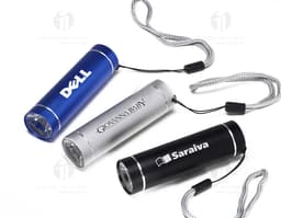 Mini linterna plateada, ligera y portátil. Ideal para situaciones de emergencia, con batería recargable. Tecnología de alta