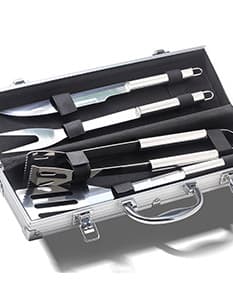 Kit churrasco contendo amplificador, equipamento eletrônico, maleta, dispositivo, case, maleta de metal, caixa, pia, sistema de esgoto, negócios, armazenamento, fechamento, cadeado, antigo, preto, bagagem, facilidade, recipiente, informação, acessório de encanamento, tecnologia, rádio, vazio, couro, dados, retrô, moderno, alça, computador, loja, aberto, estilo, pessoal, papel, prata, escritório, áudio, viagem, vintage, plástico, antigo, ferramenta, música, casa, aço, memória, gravador, disco, registro, arquivo, indústria, hardware, eletrônica, som, clipe, close-up, metálico, segurança, nota, design, cor, medicina.