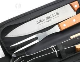 Imagem de um kit churrasco completo com 06 peças em aço inoxidável, incluindo faca afiada, utensílios de alta qualidade e