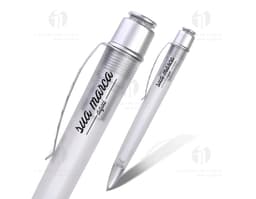 Caneta plástica de alta qualidade com corpo cromado e tinta resistente. Ideal para uso em ambientes de escritório ou na