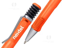Caneta plástica - 45: Ideal para escrita e desenho, a Caneta Plástica - 45 é perfeita para estimular a criatividade e