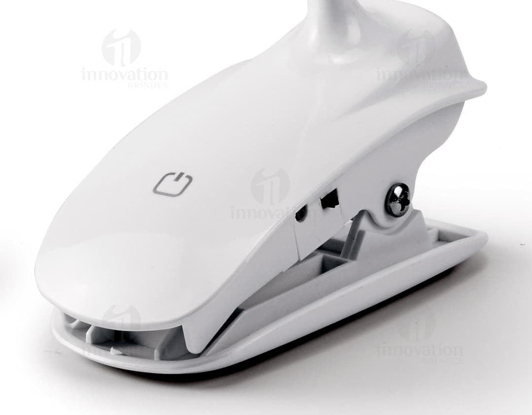 Luminária de mesa de design moderno e elegante para iluminar o seu escritório com estilo. Feita de plástico resistente e cabo