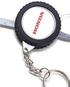 Chaveiro de plástico com trena de alta precisão para facilitar suas medidas em qualquer lugar. Ideal para uso no ambiente de trabalho, garantindo segurança e praticidade. Mantenha-se organizado e preparado com essa ferramenta de qualidade. Nunca foi tão fácil medir com precisão e praticidade. Tenha sempre à mão a solução para suas necessidades de medida. Adquira já o seu chaveiro de plástico com trena e esteja pronto para qualquer desafio do dia a dia. Transforme sua rotina de trabalho com essa incrível ferramenta!