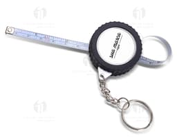 Chaveiro de plástico com trena - 01, o acessório perfeito para o seu dia a dia! Prático e funcional, esse chaveiro combina a