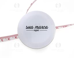 Trena plástica - 01 para medições precisas de forma prática e eficiente. Com design em plástico resistente, essa trena possui