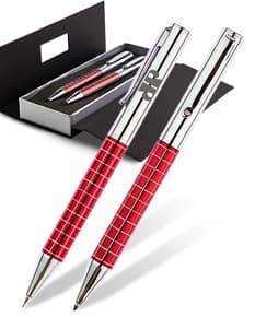 Kit caneta e lapiseira - 02: o conjunto perfeito de instrumentos de escrita para escola, escritório e negócios. Composto por caneta e lapiseira de alta qualidade. Ideal para estudantes, profissionais e amantes de papelaria. Adquira já o seu!