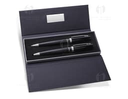 Kit bolígrafo y porta lápiz - 03: un conjunto moderno y práctico para escribir. Hecho de plástico de alta calidad con