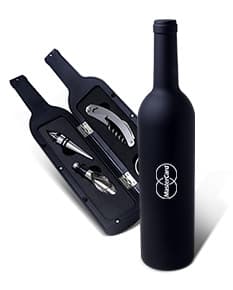 Kit vinho completo para celebrações especiais! Garanta já o seu conjunto com garrafa de vinho, copo e acessórios para apreciar a bebida perfeita. Ideal para presentear ou decorar sua casa. Aproveite a qualidade e elegância desse kit vinho.
