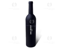 Kit Vinho - 15: A imagem mostra um elegante conjunto de vinho, com garrafa e copo de vidro cheios de líquido vermelho. Ideal