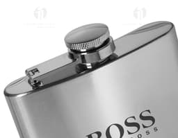 Porta whisky de 6oz em aço inoxidável, com design moderno e elegante. Ideal para armazenar e servir sua bebida favorita com