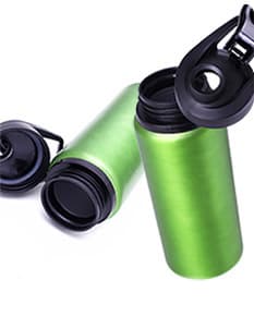 Squeeze de metal 600ml - 02: perfeito para se manter hidratado em qualquer lugar! Este squeeze de metal resistente e elegante é ideal para levar água ou suco para o trabalho, academia ou passeios ao ar livre. Com capacidade de 600ml, é prático e fácil de transportar. Garanta já o seu!