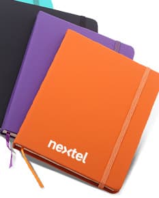 Produto Moleskine 18,3x13,4 cm - 03, modelo notebook com papel em branco, encadernação de capa dura, design retro. Ideal para anotações, lembretes, estudo e trabalho. Cor amarela, 3D, espaço para escrever e guardar informações.