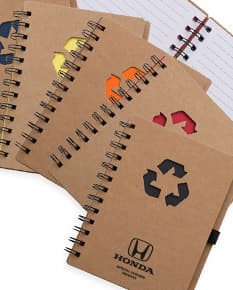 Bloco de notas ecológico feito de papel reciclado, perfeito para anotar suas ideias e compromissos. Ideal para o meio ambiente e o seu dia a dia!
