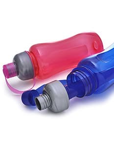 Squeeze Plástico 600ml - 03: Ideal para manter-se hidratado durante o dia a dia, este squeeze é perfeito para levar para a academia, trabalho ou passeios. Feito em plástico resistente, é prático, leve e fácil de limpar. Um item essencial para a sua saúde e bem-estar. Garanta já o seu!