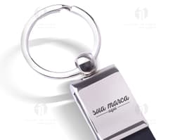 Chaveiro de metal cromado para garantir a segurança dos seus pertences. Moderno e resistente, esse chaveiro é perfeito para