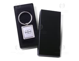 Chaveiro de metal elegante e resistente, perfeito para garantir a segurança dos seus pertences. Com design sofisticado e