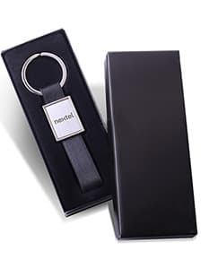 Chaveiro de metal cromado, elegante e moderno para a sua empresa. O acessório perfeito para quem busca segurança e estilo. Surpreenda com este brinde único.