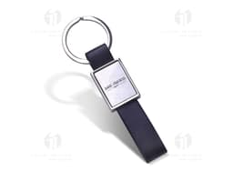 Chaveiro de metal moderno e elegante, perfeito para presentear. Fabricado em aço cromado, este chaveiro é um acessório de