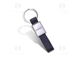 Chaveiro de metal cromado, elegante e moderno. Perfeito para adicionar um toque de sofisticação ao seu dia a dia. Ideal para
