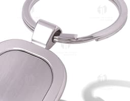 Chaveiro de metal prateado com design moderno e elegante, perfeito para uso em casa, escritório ou em situações de