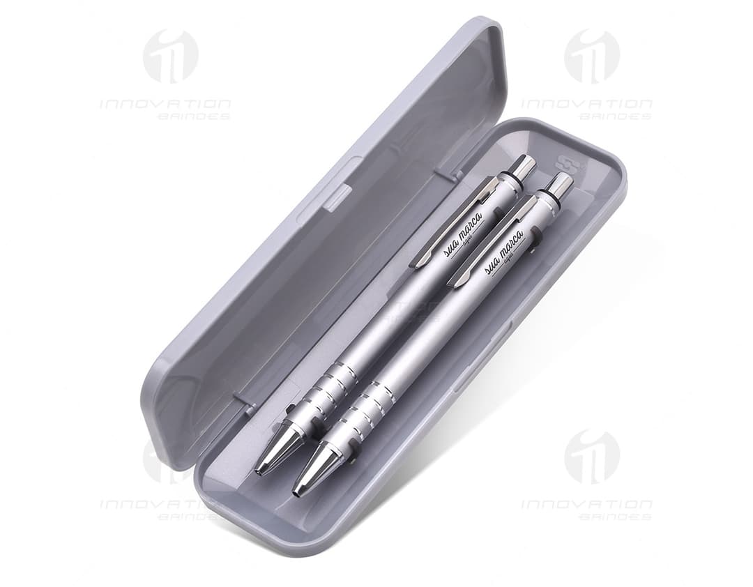 Kit de caneta e lapiseira cromados, ideais para trabalho e escola. Feitos em aço e plástico, com design moderno e elegante.