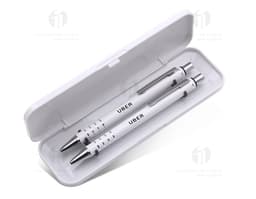 Kit caneta e lapiseira cromados ideal para trabalho e estudo. Composto por instrumentos de metal e plástico, este conjunto de