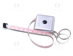 Chaveiro de plástico fita métrica - 01, a solução perfeita para presentear com criatividade e praticidade. Ideal para quem