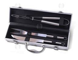 Imagem de um kit churrasco completo com 17 peças, incluindo faca em aço inoxidável, utensílios cromados e equipamentos de
