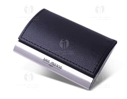Porta cartões em couro preto para organizar seus cartões de forma prática e elegante. Ideal para uso pessoal ou profissional.