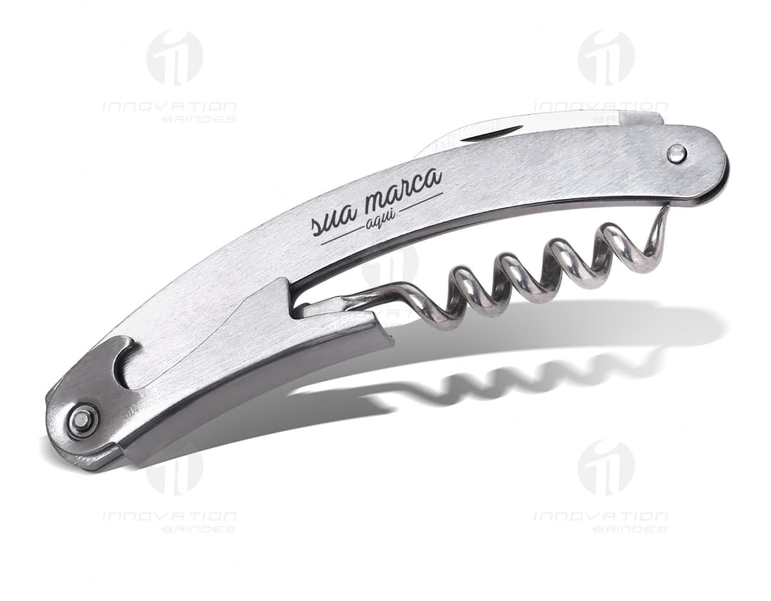 Saca rolhas em metal prático e eficiente. Ideal para abrir garrafas com facilidade e estilo. Uma ferramenta indispensável