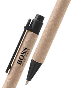 Caneta Ecológica - 02: Escrita suave e design sustentável para seu escritório. Uma ferramenta de escrita prática e ecológica, perfeita para negócios e escola. Feita com materiais reciclados, essa caneta é a escolha ideal para quem se preocupa com o meio ambiente. Garanta a sua! #canetaecológica #materialreciclado #escritóriosustentável