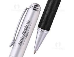 Caneta de metal elegante para escrita e assinatura de documentos. Acessório de sucesso para o escritório ou escola. Design em