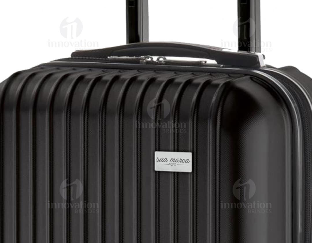 Mala de viagem preta, vintage e moderna, feita de metal e com grade, oferecendo armazenamento seguro para equipamentos e