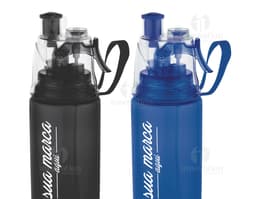 Squeeze plástico de 600ml transparente, ideal para armazenar líquidos como água, sucos ou bebidas alcoólicas. Possui design