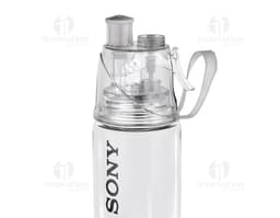 Squeeze plástico de 600ml transparente, ideal para armazenar líquidos como água, sucos ou bebidas alcoólicas. Possui design