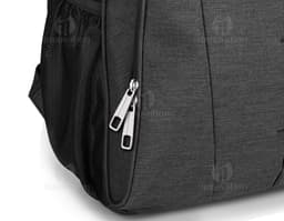 Mochila de couro preta para negócios e viagens. Com design moderno e elegante, possui fecho de zíper e bolso para dinheiro e