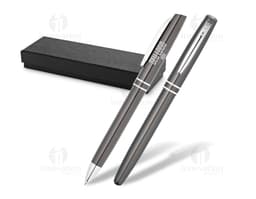 Caneta de metal prateada, ideal para escrita e presentes. Aparência moderna e sofisticada, perfeita para uso no escritório ou
